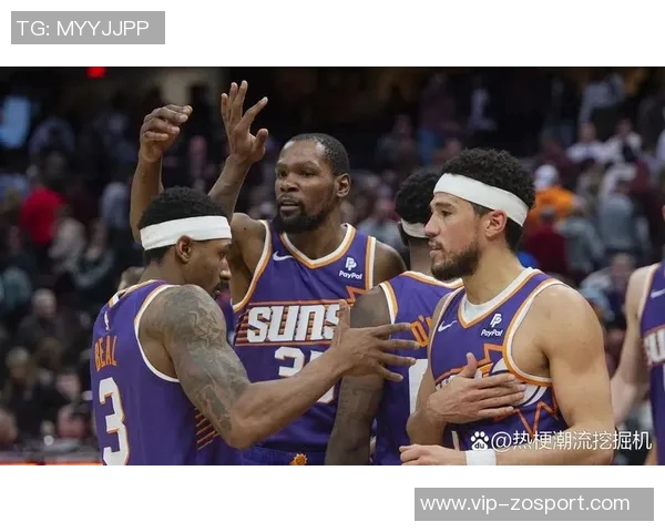 布克手感低迷却助攻频频半场仅得6分4失误展现团队配合 布克手感低迷却助攻频频半场仅得6分4失误展现团队配合