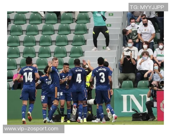 维尼修斯与阿隆索亲密互动缓解皇马更衣室紧张气氛