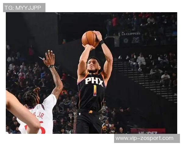 布克上半场表现挣扎12投5中仅得14分5篮板罚球命中率低迷