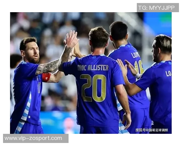 波多黎各歌手洋基老爹亲临阿根廷训练营与梅西等球员亲密合影